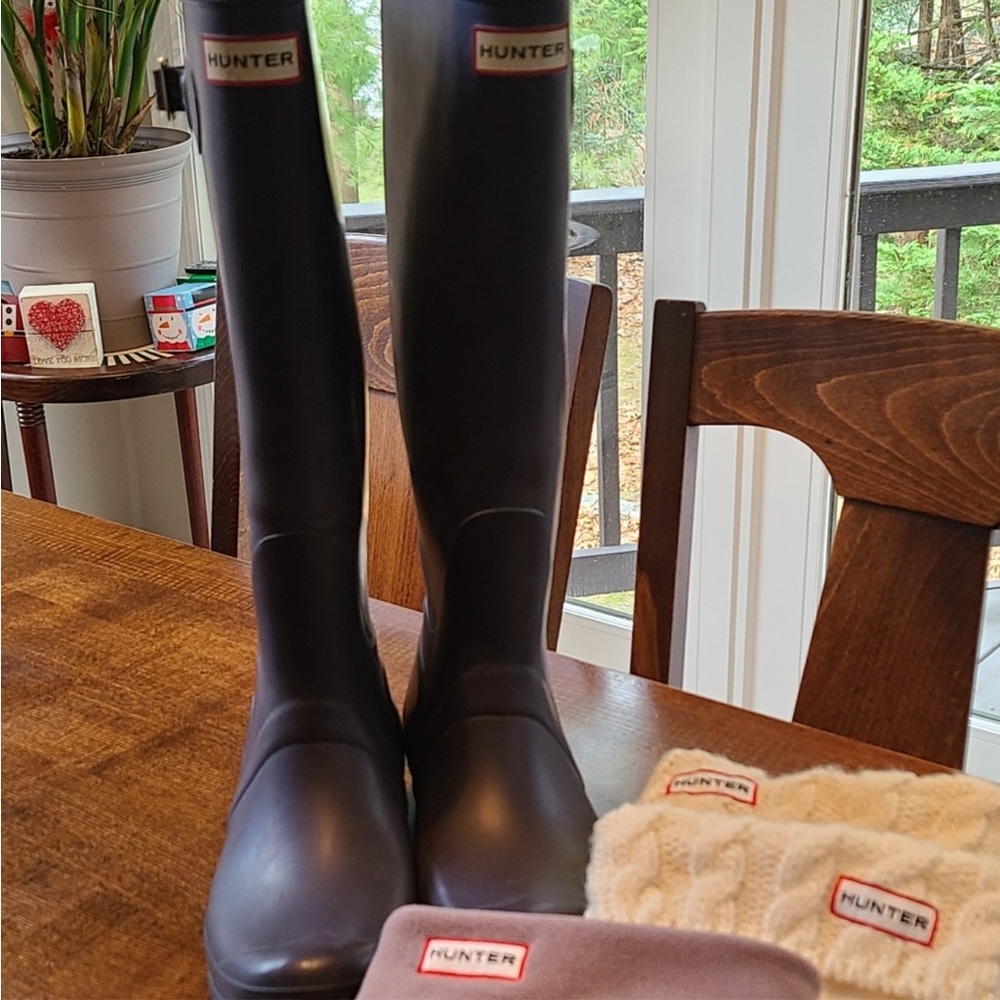 Purple Hunter boots with 2 hunter cream and light purple socks